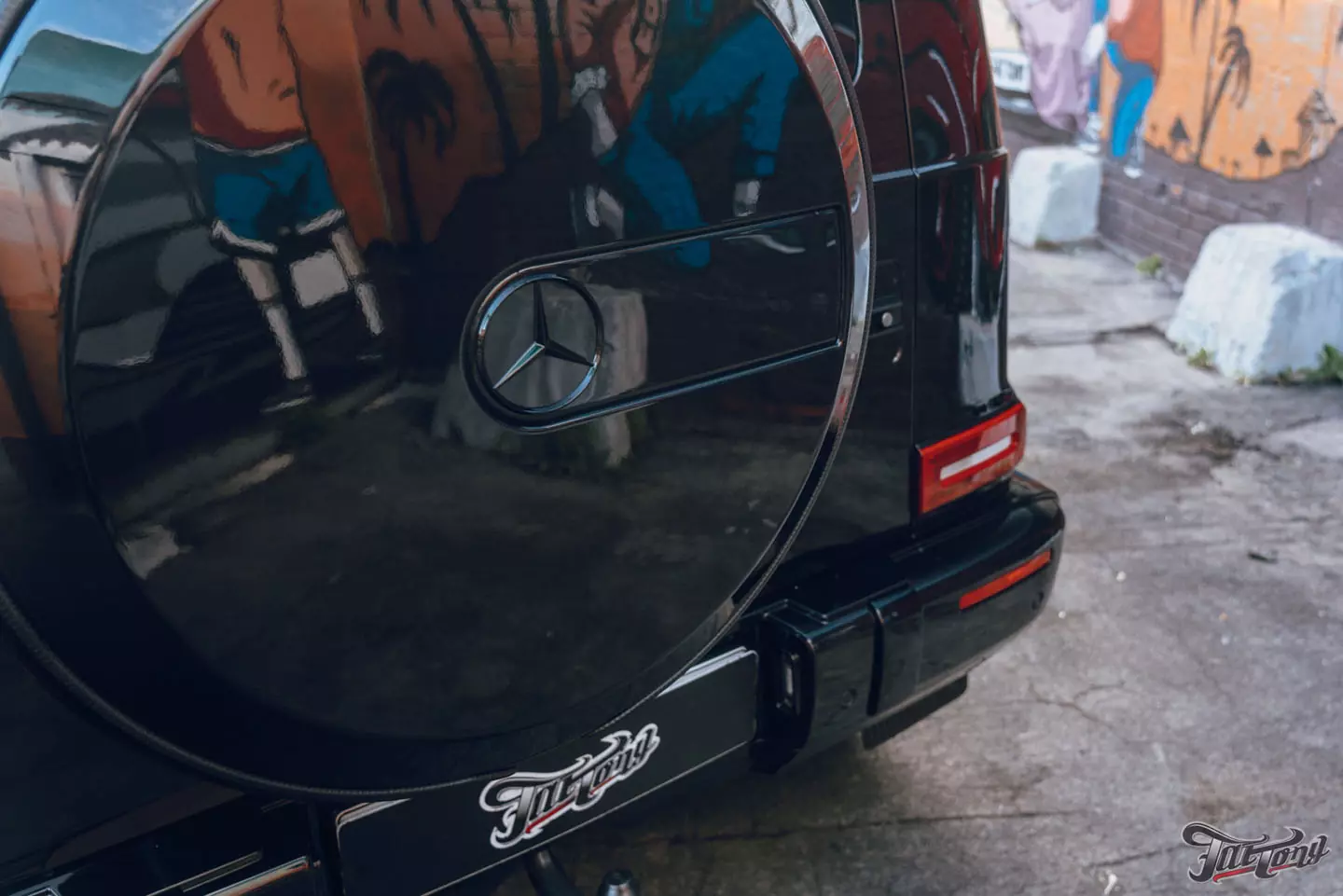 Побортная стереосистема с двумя усилителями на Mercedes G-class. Карбон в салоне. Полировка и керамика кузова, оклейка лобового стекла